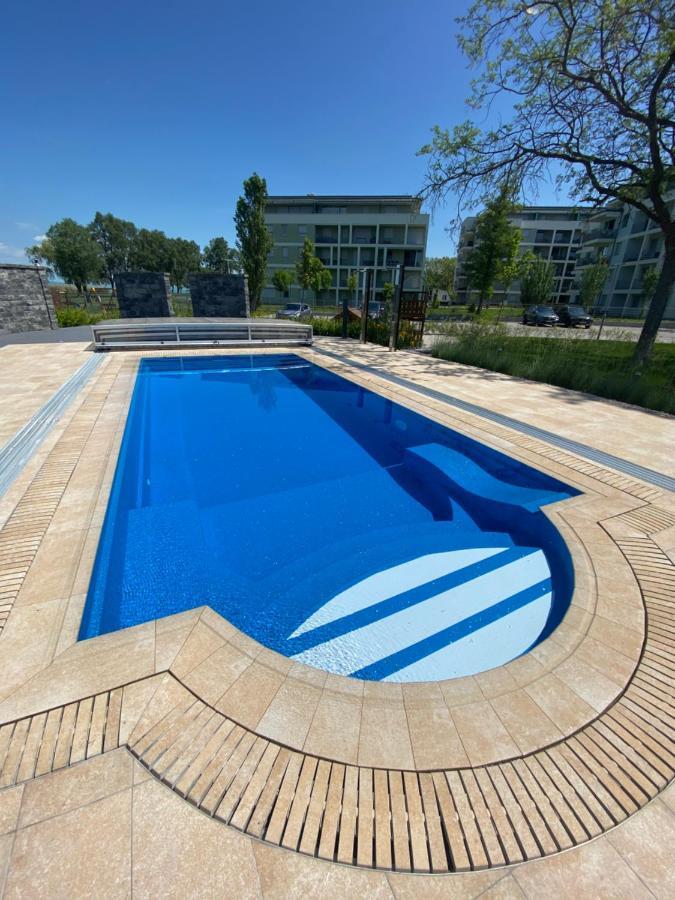 Clyde-Premium Lelle Waterfront Private Apartment Balatonlelle Ngoại thất bức ảnh