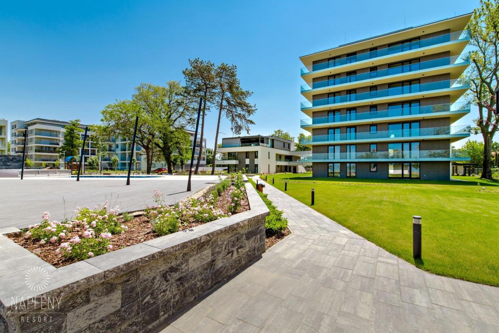 Clyde-Premium Lelle Waterfront Private Apartment Balatonlelle Ngoại thất bức ảnh